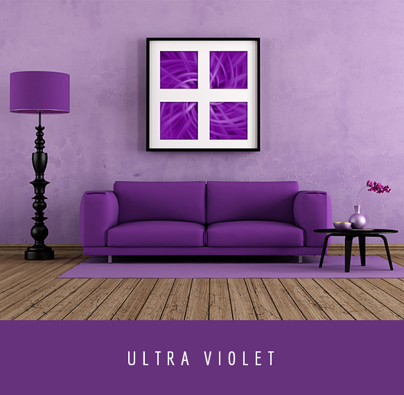 sala decorada em tons de roxo